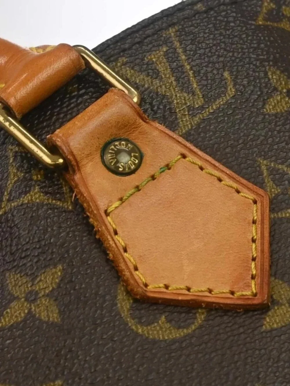 Louis Vuitton outside 	ab